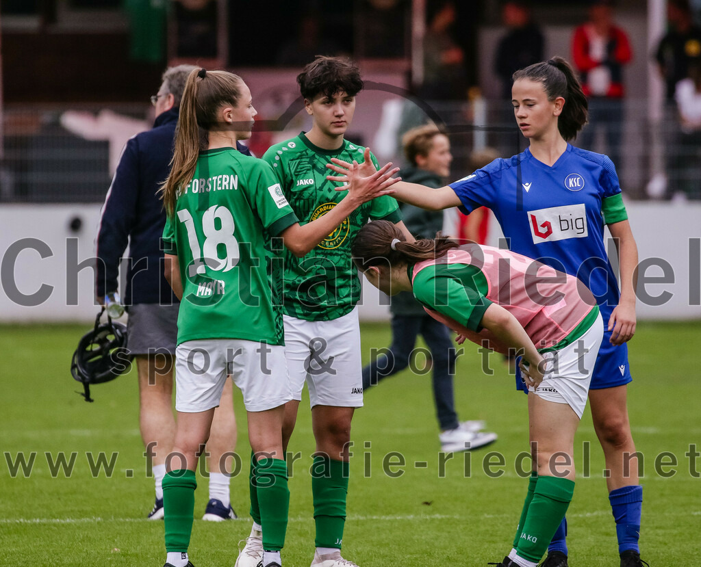 2023-10-07_100_FC_Forstern_gegen_Karlsruher_SC | Forstern, Deutschland, 07.10.2023:
Fußball, B-Juniorinnen-Bundesliga Süd 2023 / 2024, 4. Spieltag, FC Forstern gegen Karlsruher SC, Endergebnis: 1:1

Amelie Mayr (FC Forstern, #18), Emilia Strube (FC Forstern, #21)

Foto: Christian Riedel / fotografie-riedel.net