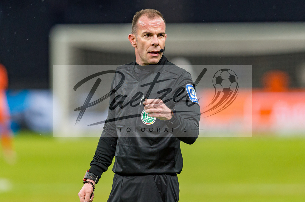 HERBOC20220204_241 | Fussball, Herren: Schiedsrichter Marco Fritz schaut bei dem Spiel der 1. Bundesliga zwischen Hertha BSC und VfL Bochum im Olypiastadion am 04.02.2022 in Berlin, Deutschland.DFB / DFL REGULATIONS PROHIBIT ANY USE OF PHOTOGRAPHS AS IMAGE SEQUENCES AND/OR QUASI-VIDEO. - Realisiert mit Pictrs.com