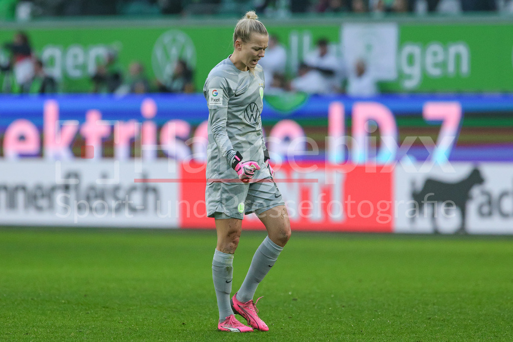 Fussball, Google Pixel Frauen-Bundesliga, VfL Wolfsburg - Eintracht Frankfurt | v.li.: Merle Frohms (Torhüterin, Torwart, VfL Wolfsburg, 1) mit Torjubel, Jubel, jubeln, jubelt, optimistisch, Spielszene, Highlight, Freude über das Tor zum 3:0, DIE DFB-RICHTLINIEN UNTERSAGEN JEGLICHE NUTZUNG VON FOTOS ALS SEQUENZBILDER UND/ODER VIDEOÄHNLICHE FOTOSTRECKEN. DFB REGULATIONS PROHIBIT ANY USE OF PHOTOGRAPHS AS IMAGE SEQUENCES AND/OR QUASI-VIDEO.