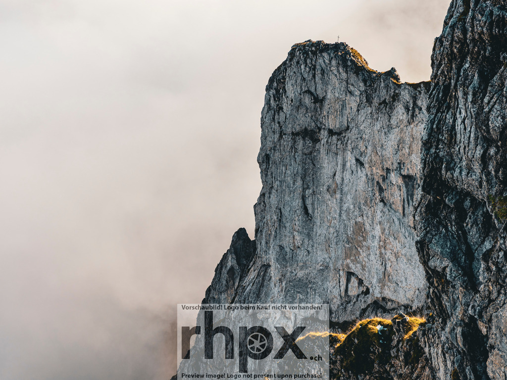 Felsformation am Pilatus | Eine beeindruckende Felswand am Pilatus, eingefasst von Nebel und diffusem Licht. Das Zusammenspiel von Struktur, Schatten und Atmosphäre verleiht der Szene eine besondere Tiefe und Ruhe. - Realisiert mit Pictrs.com