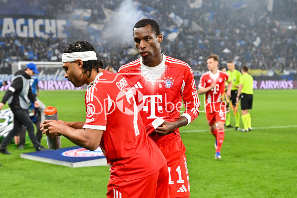 Atalanta Bergamo - FC Bayern München | BERGAMO, ITALY - 10. MARCH:  Nicolas JACKSON (FC Bayern Munich 11) and Serge GNABRY (FC Bayern Munich 7) talking together before the UEFA Champions League match between Atalanta Bergamo vs. FC Bayern Munich on first leg of round of 16 at New Balance Arena