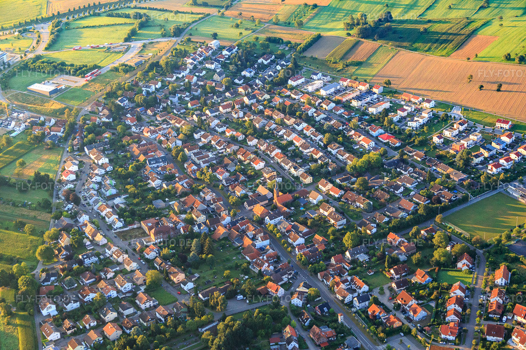 Luftbild: Waldenserkirche im Ortsteil Palmbach in Karlsruhe im Bundesland Baden-Württemberg in Deutschland. Foto: IMG_092229.jpg vom 01.08.2016 durch Werner Riehm/FLY-FOTO.deStele 6 