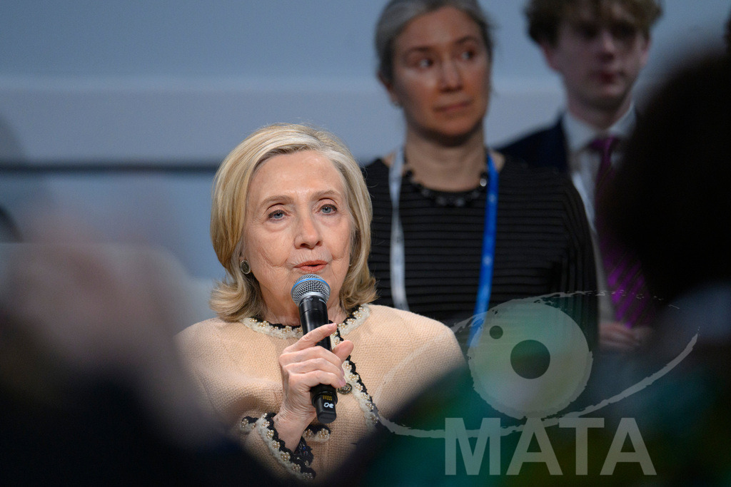 _DWA0272 | Die US-Politikerin Hillary Clinton auf der Veranstaltung Girls Just Want to Have Fundamental Rights: Fighting the Global Pushback im Rahmen der Münchner Sicherheitskonferenz 2026. München, 14.02.2026 Bayern Deutschland - Realisiert mit Pictrs.com