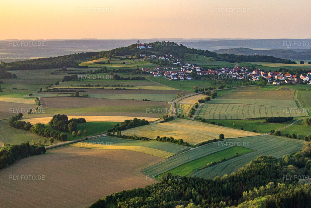 Luftbild: Dorf am Hang des Bussen, der Heilige Berg Schwabens und Wallfahrtsort im Ortsteil Offingen in Uttenweiler im Bundesland Baden-Württemberg in Deutschland. Foto: IMG_67504.jpg vom 08.06.2014 durch Werner Riehm/FLY-FOTO.de