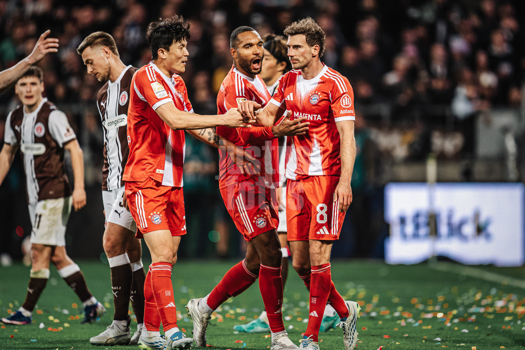 Fußball | Männer | Saison 2025/2026  | Fußball-Bundesliga | 29. Spieltag | FC St. Pauli vs. FC Bayern München | 11.04.2026 | v.l. Min-jae Kim (#3, FC Bayern München), Jonathan Tah (#4, FC Bayern München) und Torschütze Leon Goretzka (#8, FC Bayern München) Videobeweis Abseits