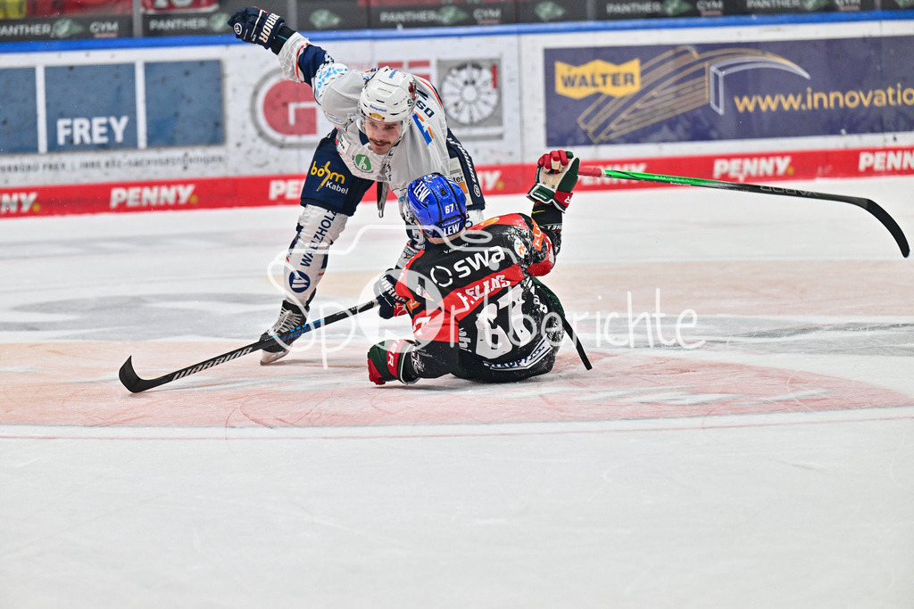 Augsburger Panther - Iserlohn Roosters | in dieser szene sind sich Zach OSBURN (Iserlohn Roosters 2) und Florian ELIAS (Augsburger Panther #67) uneinig / Kampf / fight / DEL: Augsburger Panther - Iserlohn Roosters, Curt Frenzel Stadion am 17.11.2024