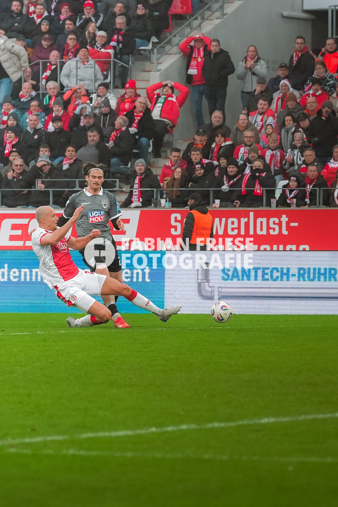 GER Rot-Weiss Essen vs. SSV Ulm, Fussball, 3. Liga, Spieltag 19, Saison 2025/2026, 20.12.2025 | GER Rot-Weiss Essen vs. SSV Ulm, Fussball, 3. Liga, Spieltag 19, Saison 2025/2026, 20.12.2025Foto: Fabian Friese - Realisiert mit Pictrs.com