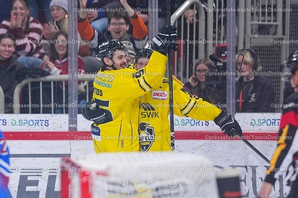 xYDRx30112501015 | 30.11.2025, xydrx, Eishockey, DEL2, Düsseldorfer EG - Krefeld Pinguine, PSD Bank Dome Düsseldorf: Torjubel nach dem Tor zum 2:0 für die Krefeld Pinguine durch Torschütze Max Newton (Krefeld Pinguine #37) zusammen mit Mathew Santoa (Krefeld Pinguine #95)Photo: xYannisxDreimannxPressefotoKochx