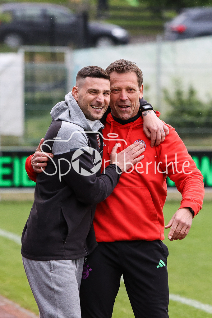 TSV Buchbach - FC Bayern Amateure | Buchbach Trainer Aleksandro PETROVIC  und Holger SEITZ zusammen vor der Partie / Freude / Freunde / Lachen /