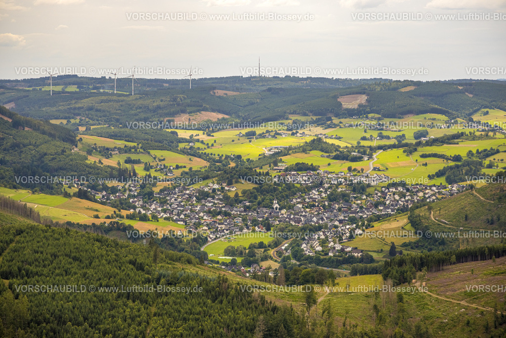 BadLaasphe240709590 | Luftbild, Ortsansicht Feudingen im Tal, evang. Kirche und Fachwerkhäuser, Ortsansicht und Wohngebiet, Wiesen und Felder in Hügellandschaft, Waldgebiet mit Waldschäden, Fernsicht, Feudingen, Bad Laasphe, Wittgensteiner Land, Nordrhein-Westfalen, Deutschland