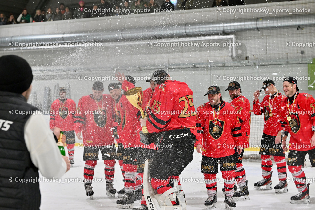 Lendhafen Seelöwen vs. Spartans Althofen | Sekt Dusche, Meisterfeier Spartans Althofen Mannschaft, Lendhafen Seelöwen vs. Spartans Althofen, Lendhafen Seelöwen vs. Spartans Althofen am 14.02.2025 in Ferlach (HTC Eishalle Ferlach), Austria, (Photo by Bernd Stefan)