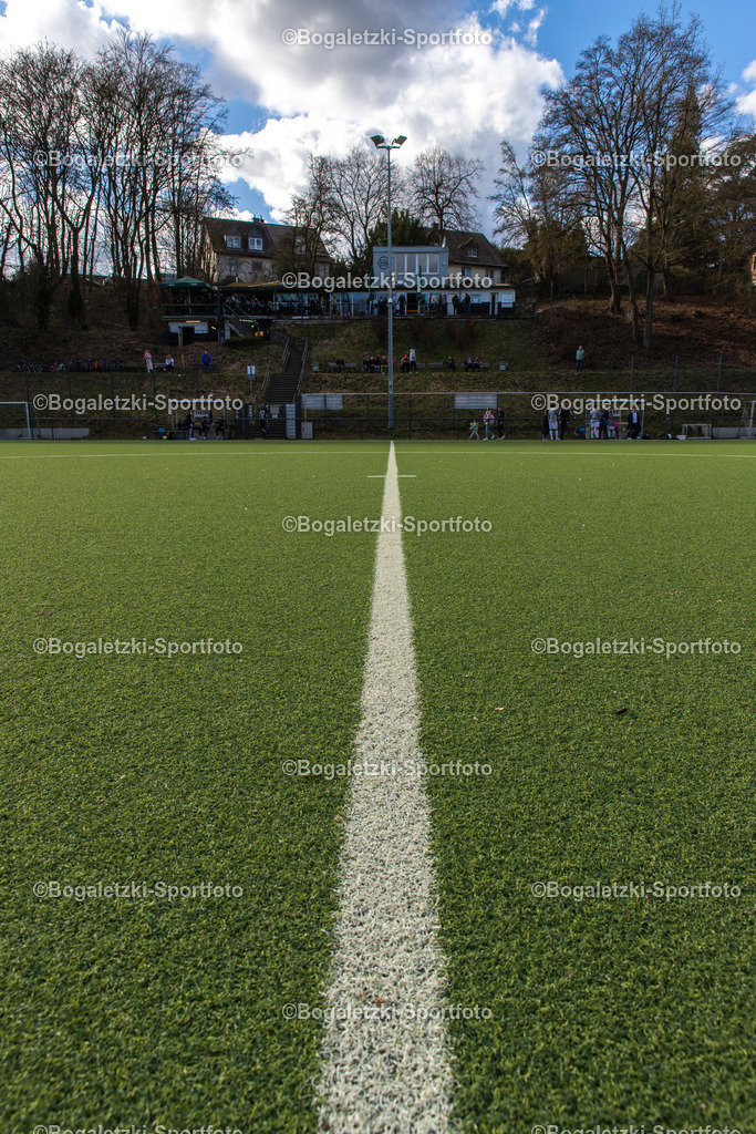 Naturstadion im Finkenkamp | Heimspielstätte TSV Heimaterde: Blick entlang der Mittellinie, direkt auf Zuschauerhügel mit Vereinsheim an der Spitze - Realisiert mit Pictrs.com