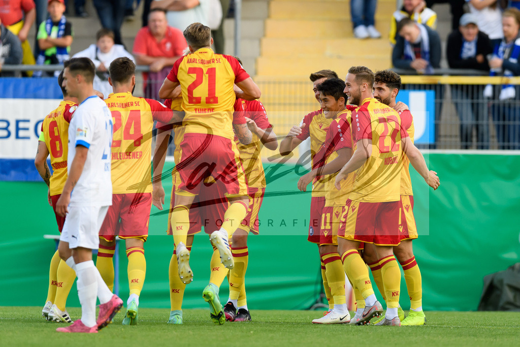 LOTKSC20210809_033 | Fussball, Herren: Philipp Hofmann (Karlsruher SC) Torjubel, jubelt mit seiner Mannschaft nach dem Treffer zum 0:2 beim Spiel der 1. Runde im DFB-Pokal zwischen SF Lotte und Karlsruher SC im Stadion am Lotter Kreuz am 09.08.2021 in Lotte, Deutschland.DFB / DFL REGULATIONS PROHIBIT ANY USE OF PHOTOGRAPHS AS IMAGE SEQUENCES AND/OR QUASI-VIDEO. - Realisiert mit Pictrs.com