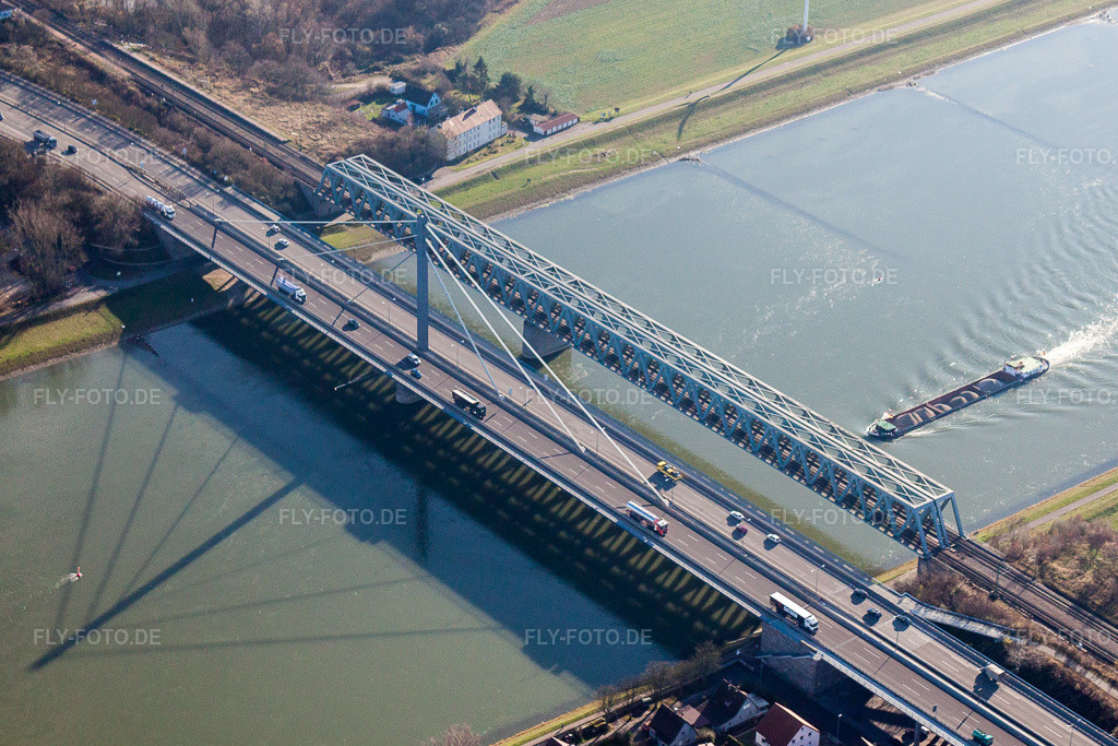 Luftbild: Fluß - Brückenbauwerke der Bundesstraße 10 und der Regionalbahn über den Rhein zwischen Karlsruhe Maxau und Wörth am Rhein im Ortsteil Maximiliansau in Wörth im Bundesland Rheinland-Pfalz in Deutschland. Foto: IMG_23059.jpg vom 02.12.2009 durch Werner Riehm/FLY-FOTO.de