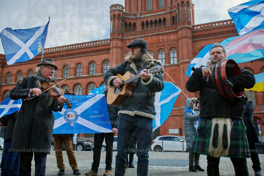 #IndyBerlin23 - Demonstration für schottische Unabhängigkeit | Rund 60 Personen ziehen am 11.03.2023 mit einer Demonstration vom Brandenburger Tor an der Britischen Botschaft vorbei zum Roten Rathaus, um die Unabhängigkeit Schottlands zu fordern.

On March 11, 2023, approx. 60 people rally in support of the Scottish independence, marching from Brandenburg Gate via the British Embassy to the Red Town Hall.  - Realisiert mit Pictrs.com