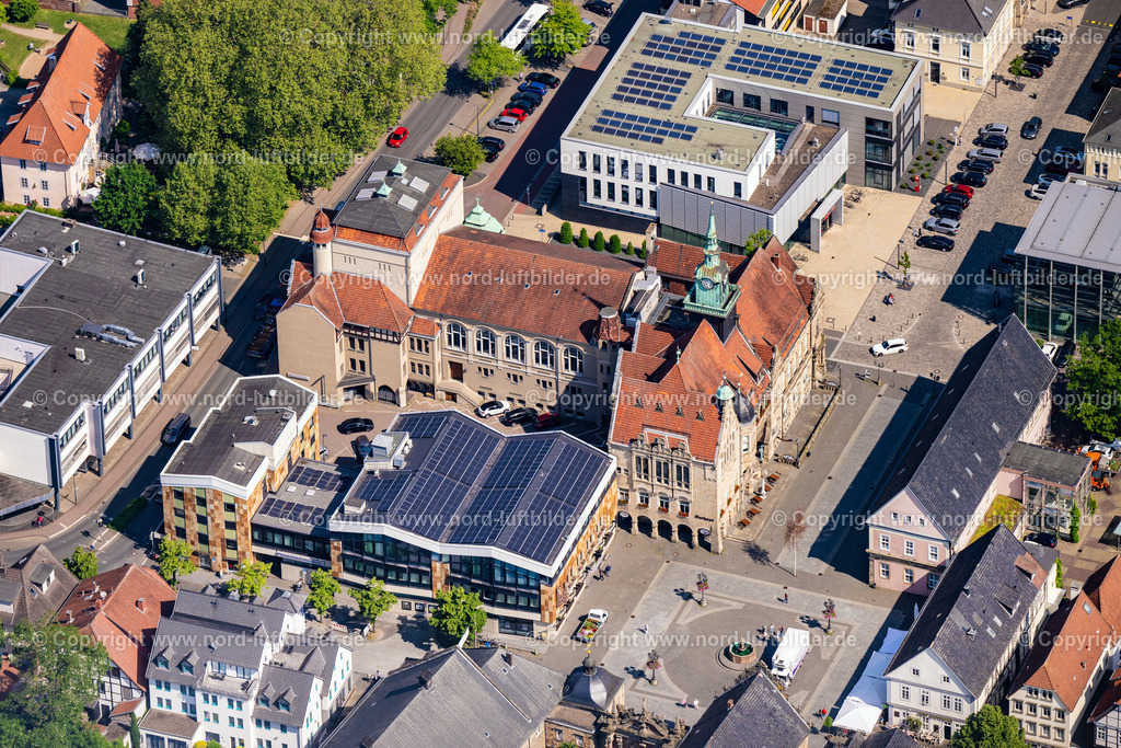 Bückeburg_Historische_Rathaus_ELS_0678050623 | BüCKEBURG 05.06.2023 Gebäude des Rathauses der Stadtverwaltung in der Altstadt Innenstadt in Bückeburg im Bundesland Niedersachsen, Deutschland. // Town Hall building of the City Council at the market downtown in Bueckeburg in the state Lower Saxony, Germany. Foto: Martin Elsen