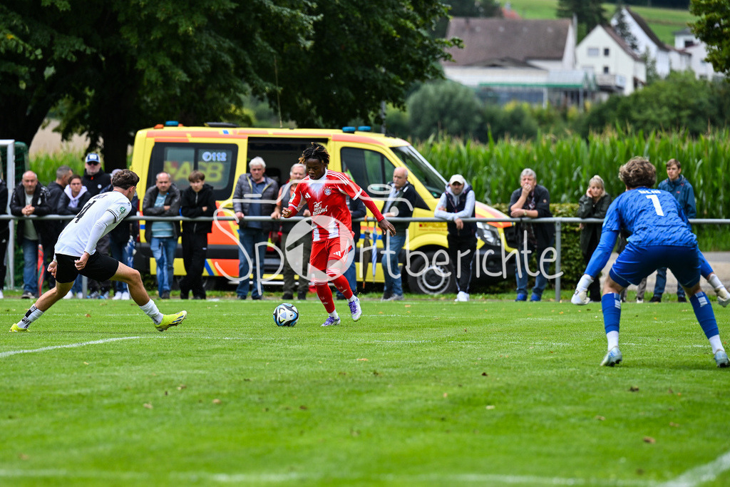 SSV Ulm 1846 Fussball U19 - FC Bayern München U19 | im Duell Felix VATER (SSV Ulm U19 4) und Wisdom MIKE (FCB #11) / Zweikampf / U19 DFB Nachwuchsliga: SSV Ulm 1846 Fussball - FC Bayern München, Hauptspielfeld Langenau am 02.08.2025 / Paul Julius ZIELKE (SSV Ulm U19 1)