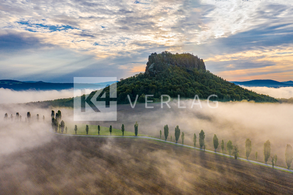 Wandbild-Lilienstein-Luftbild-DJI_0918 | Lilienstein im Nebel– Luftbild über der Sächsischen Schweiz im Elbsandsteingebirge - Realisiert mit Pictrs.com