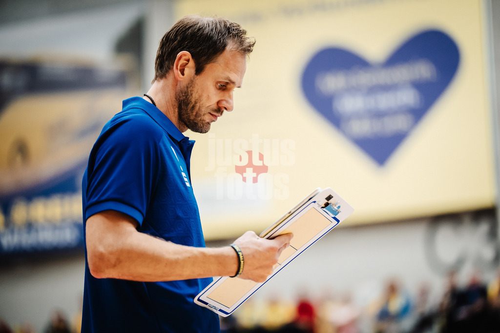 Volleyball | Frauen | Saison 2025/2026 | Volleyball Bundesliga | SSC Palmberg Schwerin vs. ETV Hamburger Volksbank Volleys | 18.10.2025 | Trainer Felix Koslowski (SSC Palmberg Schwerin)