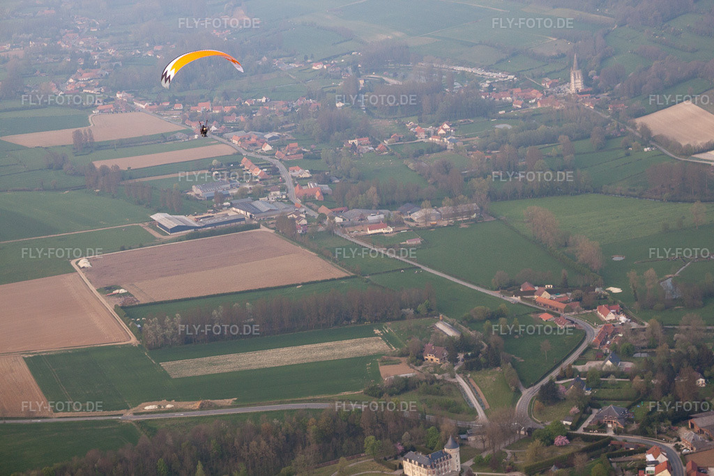 Luftbild: Ortsansicht in Saint-Martin-d'Hardinghem im Bundesland Pas-de-Calais in Frankreich. Foto: IMG_40146.jpg vom 17.04.2011 durch Werner Riehm/FLY-FOTO.de