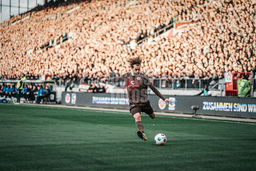Fußball | Männer | Saison 2023/2024 | 2. Fußball-Bundesliga | 31. Spieltag | FC St. Pauli vs. FC Hansa Rostock | 26.04.2024 | Connor Metcalfe (#24, FC St. Pauli) beim Schuss