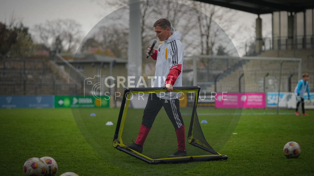 Fußball, Nachwuchs, Training, DFB, Demo-Einheit der Trainingsphilosophie Deutschland im Karl-Liebknecht-Stadion Potsdam, | Fußball, Nachwuchs, Training, DFB, Demo-Einheit der Trainingsphilosophie Deutschland im Karl-Liebknecht-Stadion Potsdam, Im Bild: Hannes Wolf (DFB) trägt ein Tor. - Realisiert mit Pictrs.com
