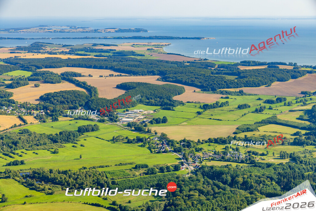 Klassische Luftaufnahme ohne Drohne zeigt:Pantow bei Zirkow - Die Luftbildaufnahme wurde 2025 vom UL-Flugzeug heraus erstellt ( keine Drohnenaufnahme ) - Hochauflösende Luftaufnahme -Nicht vergleichbar mit Google Maps oder Satelittenbilder- Die Geschenkidee !Mit Lizenz und Bildrechte bestellbar