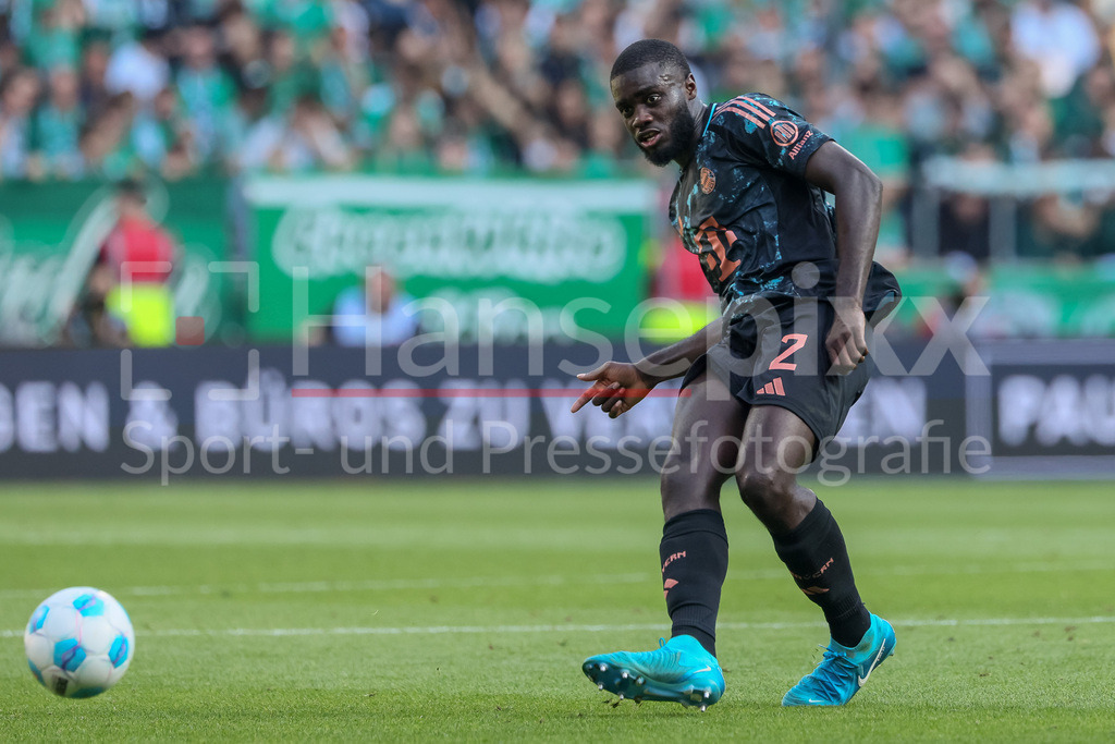 Fussball, Bundesliga, SV Werder Bremen - FC Bayern München | v.li.: Dayot Upamecano (FC Bayern München, 2) am Ball, Freisteller, Einzelbild, Ganzkörper, Aktion, Action, Spielszene, DIE DFL-RICHTLINIEN UNTERSAGEN JEGLICHE NUTZUNG VON FOTOS ALS SEQUENZBILDER UND/ODER VIDEOÄHNLICHE FOTOSTRECKEN. DFL REGULATIONS PROHIBIT ANY USE OF PHOTOGRAPHS AS IMAGE SEQUENCES AND/OR QUASI-VIDEO.