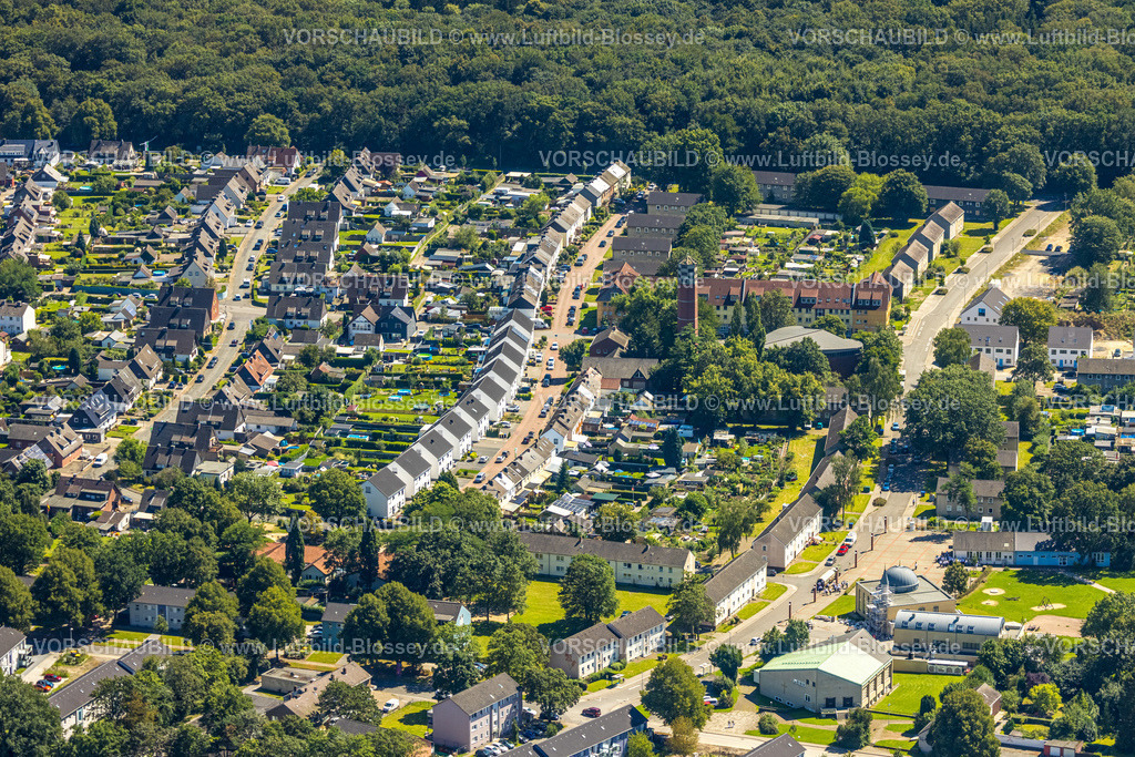 Voerde240802712 | Luftbild, Reihenhaus Wohnsiedlung an der Leitkamp Straße, kath. Kirchengemeinde St. Peter und Paul mit Kirchturm, Möllen, Voerde, Ruhrgebiet, Niederrhein, Nordrhein-Westfalen, Deutschland