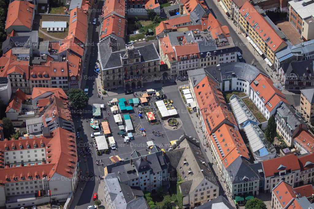 3003011 | WEIMAR 2010 Verkaufs- und Imbissstände und Handelsbuden mit dem Weimarer Stadthaus und der " Tourist Information Weimar " am Markt in Weimar im Bundesland Thüringen, Deutschland. Weiterführende Informationen bei: weimar GmbH. // Sale and food stands and trade stalls in the market place with the Weimarer Stadthaus on Markt in Weimar in the state Thuringia, Germany. Further information at: weimar GmbH. Foto: Gerhard Launer