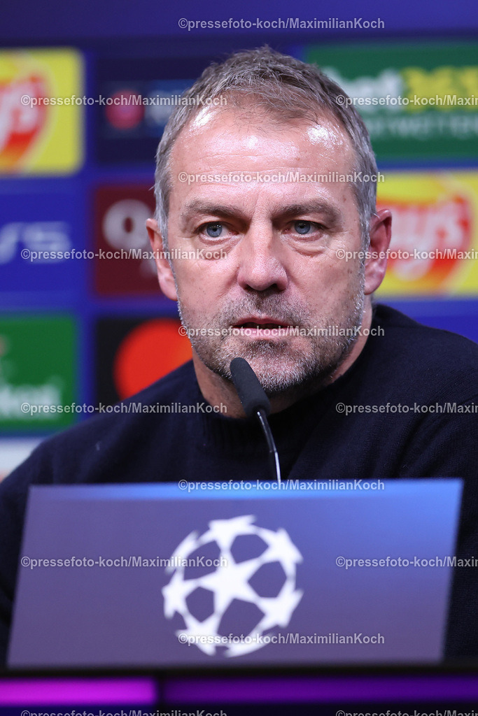 UCL11122401120 | 11.12.2024, UEFA Champions League, Borussia Dortmund - FC Barcelona, 8. Spieltag, Signal Iduna Park, Saison 2024 2025: Cheftrainer Hans-Dieter Hansi Flick (Barca) bei der Pressekonferenz nach dem Spiel