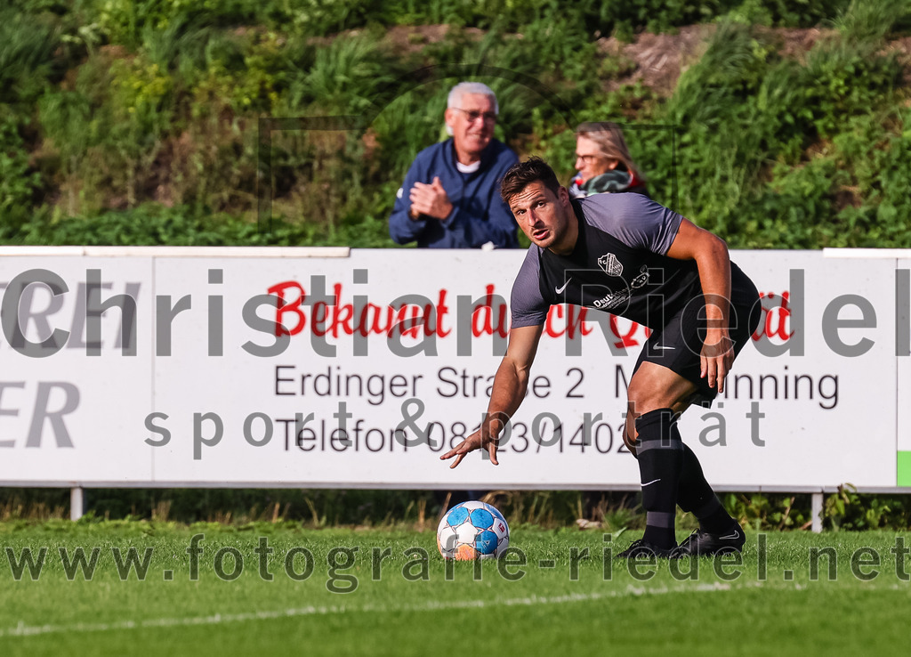 2023-08-08_014_FC_Moosinning_gegen_FC_Langengeisling | Moosinning, Deutschland, 08.08.2023:
Fußball, Bezirksliga Oberbayern Ost 2023 / 2024, 3. Spieltag, FC Moosinning gegen FC Langengeisling, Endergebnis: 0:4

Andreas Buchberger (FC Langengeisling, #5)

Foto: Christian Riedel / fotografie-riedel.net