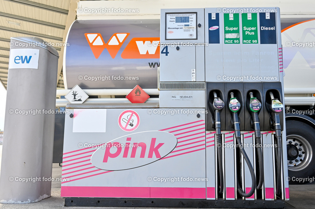 Mineraloelunternehmen_ Linz_ 05.07.2023-15 | 05.07.2023, Linz, AUT, Mineraloelunternehmen, im Bild Pink, Tankstelle, Marke, Zapfhahn, Zapfsaeule, Logo, Schild, Tafel, Preise