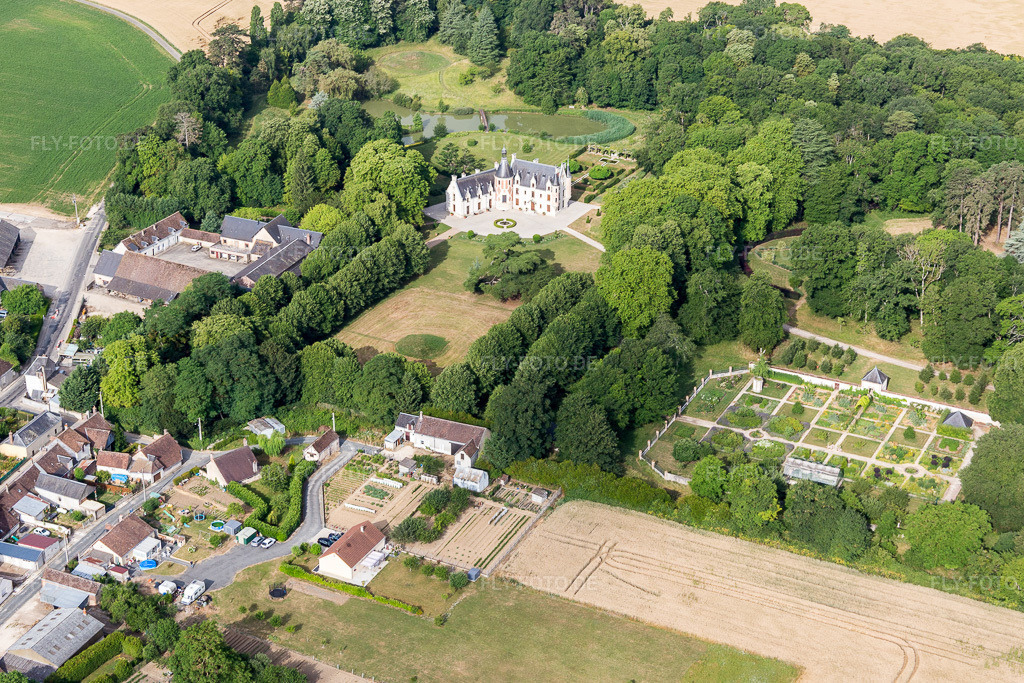 Luftbild: Gebäudeund Schloßpark vom Schloß in Saint-Cyr-du-Gault im Bundesland Loir-et-Cher in Frankreich. Foto: IMG_101190.jpg vom 24.06.2017 durch Werner Riehm/FLY-FOTO.de