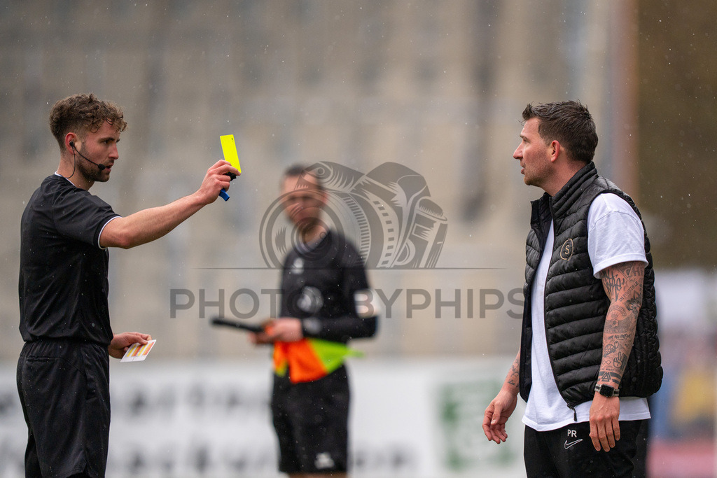 SG Sonnenhof Grossaspach vs. FC 08 Homburg, Fussball, Regionalliga Suedwest, 26. Spieltag, 28.03.2026 | Pascal Reinhardt (Trainer SG Sonnenhof Großaspach) sieht die gelbe Karte durch Schiedsrichter Maximilian Lotz,SG Sonnenhof Grossaspach vs. FC 08 Homburg, Fussball, Regionalliga Suedwest, 26. Spieltag, 28.03.2026