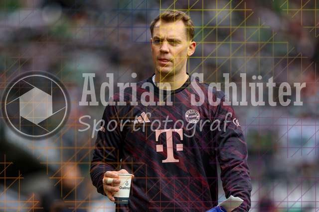 Borussia Mönchengladbach vs FC Bayern München - Bundesliga  | Mönchengladbach, Deutschland, 25.10.25:   Manuel Neuer (FC Bayern München) schaut waehrend des Spiels der Bundesliga zwischen Borussia Mönchengladbach vs FC Bayern München im Stadion im Borussia Park(Foto von Brauer-Fotoagentur / Adrian Schlueter)