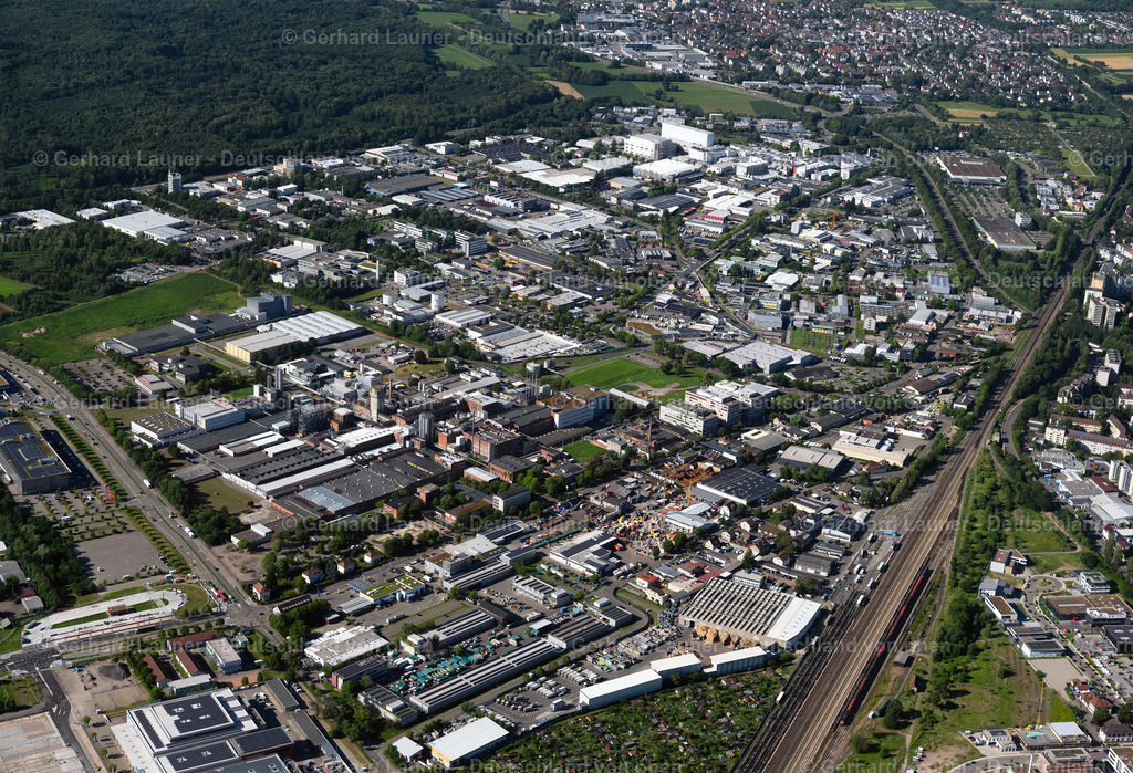 4034105 | FREIBURG IM BREISGAU 30.06.2020 Gewerbegebiet und Firmenansiedlung Freiburg Nord in Freiburg im Breisgau im Bundesland Baden-Württemberg, Deutschland. // Industrial estate and company settlement Freiburg Nord in Freiburg im Breisgau in the state Baden-Wurttemberg, Germany. Foto: Gerhard Launer