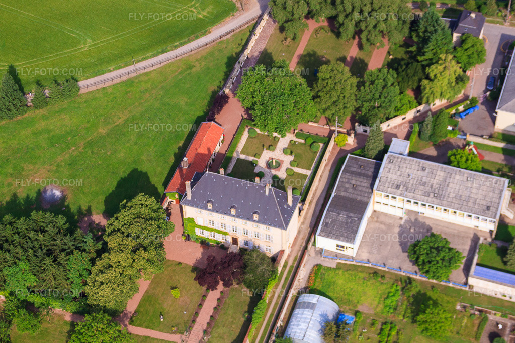 Aerial view: Old Manor House and Former Monastery in Rettel in the state Moselle, France. – Photo: IMG_29422.jpg taken on 06/26/2010 by Werner Riehm/FLY-FOTO.com – Resolution of the original: 4546 x 3030 px