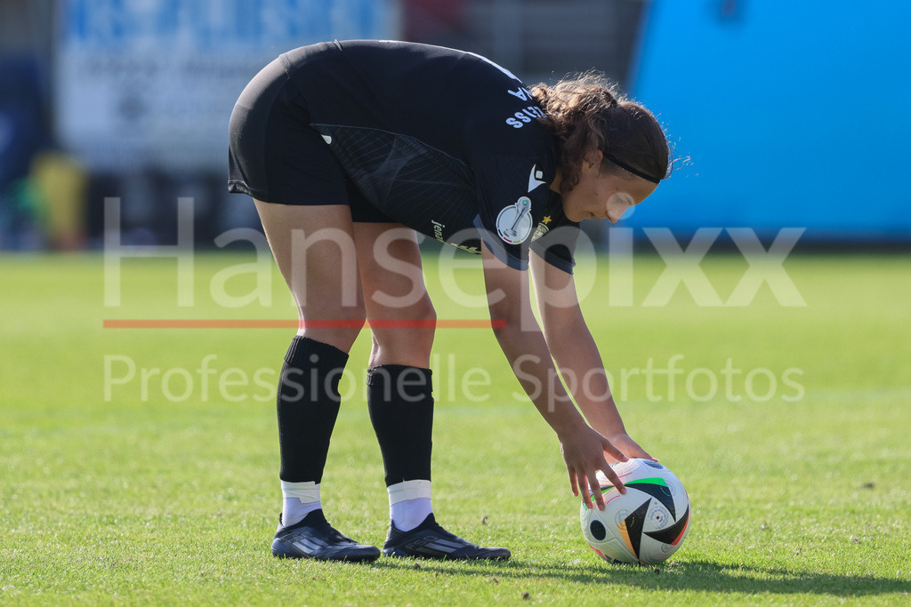 Fussball, DFB-Pokal Frauen, SV Meppen - FC Carl Zeiss Jena | v.li.: Hannah Mesch (FC Carl Zeiss Jena, 11) legt sich den Ball zum Elfmeter bereit, DIE DFB-RICHTLINIEN UNTERSAGEN JEGLICHE NUTZUNG VON FOTOS ALS SEQUENZBILDER UND/ODER VIDEOÄHNLICHE FOTOSTRECKEN. DFB REGULATIONS PROHIBIT ANY USE OF PHOTOGRAPHS AS IMAGE SEQUENCES AND/OR QUASI-VIDEO.