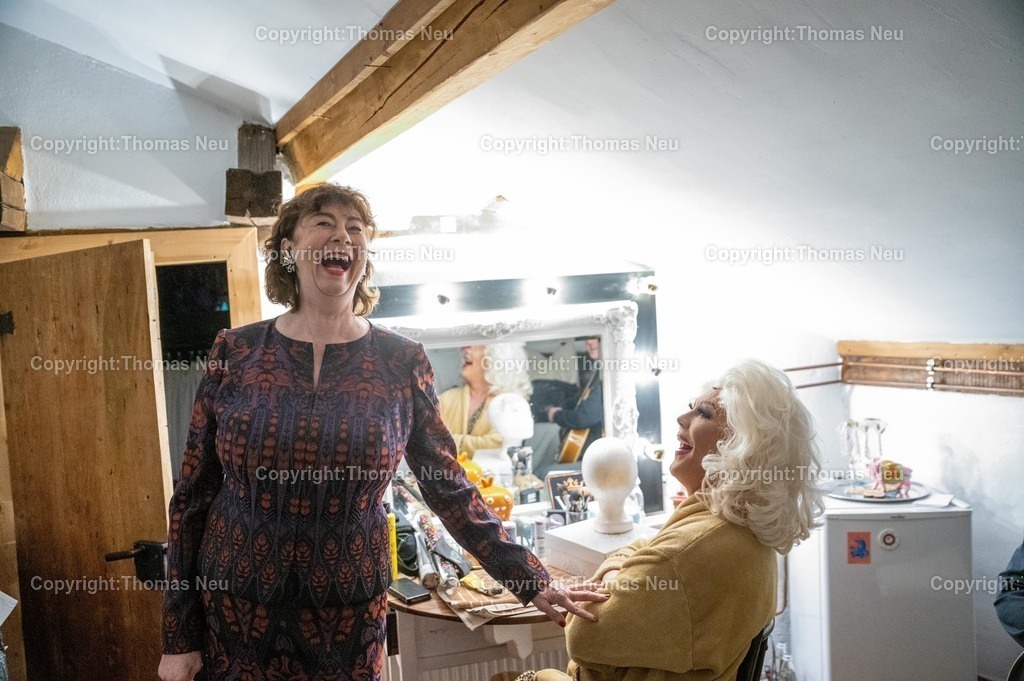 DSC_9292 | ble, Lorsch, Theater Sapperlot, 100.Kultursalon, Backstage: Alix Dudel (links) und Elke Winter, ,, Bild: Thomas Neu