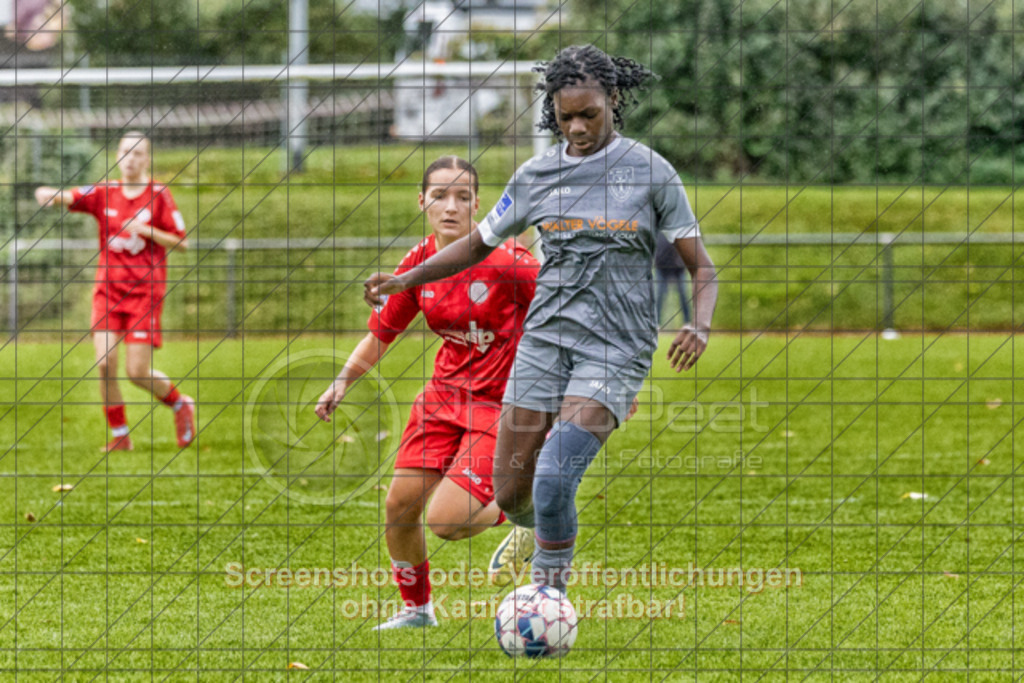 20251004_141327_0128-Bearbeitet | #,1.FC Donzdorf (rot) vs. FC Freiburg-St. Georgen (grau), Fussball, EnBW-Oberliga B -Juniorinnen, 04. Spieltag, Saison 2025/2026, Rasenplatz, Lautertal Stadion, Süßener Straße 16, 73072 Donzdorf, 04.10.2025 - 14:00 Uhr,Foto: PhotoPeet-Sportfotografie/Peter Harich