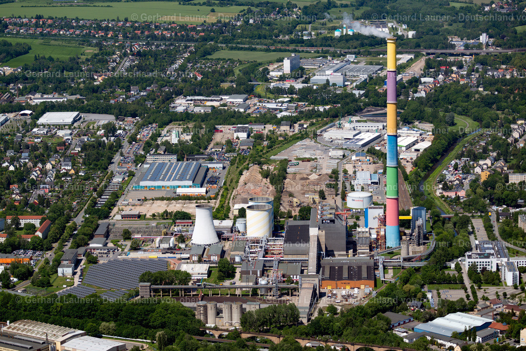 3803157 | CHEMNITZ 07.09.2021 Kraftwerksanlagen und Abgas- Türme des Heizkraftwerkes mit buntem Schornstein " Chemnitzer Esse " im Ortsteil Furth in Chemnitz im Bundesland Sachsen, Deutschland. Weiterführende Informationen bei: eins energie in sachsen GmbH & Co. KG. // Power plants and exhaust towers of thermal power station with buntem Schornstein " Chemnitzer Esse " in the district Furth in Chemnitz in the state Saxony, Germany. Further information at: eins energie in sachsen GmbH & Co. KG. Foto: Gerhard Launer