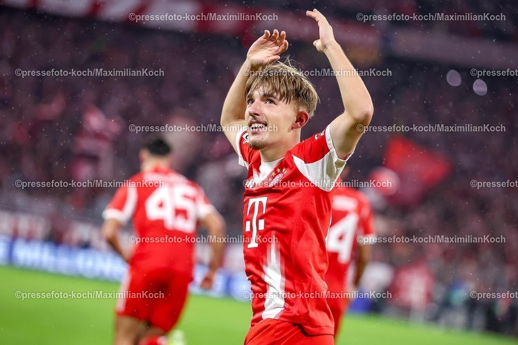 UCL22102501163 | 22.10.2025, Fußball, UEFA Champions League, FC Bayern München - Club Brügge, Allianz Arena, Saison 2025 2026: Torjubel nach dem Tor zum 1:0 durch Torschütze Lennart Karl&nbsp;(FC Bayern Muenchen #42)  Regulations prohibit any use of photographs as image sequences and or quasi-video.