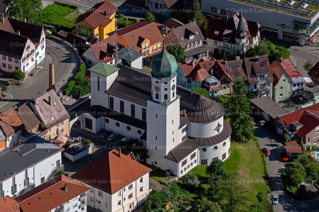 4032484 | STOCKACH 12.06.2020 Kirchengebäude " Sankt Oswald " im Altstadt- Zentrum der Innenstadt an der Straße Kirchhalde in Stockach im Bundesland Baden-Württemberg, Deutschland. Weiterführende Informationen bei: Röm.- kath. Kirchengemeinde Stockach. // Church building in " Sankt Oswald " Old Town- center of downtown on street Kirchhalde in Stockach in the state Baden-Wuerttemberg, Germany. Further information at: Roem.- kath. Kirchengemeinde Stockach. Foto: Gerhard Launer
