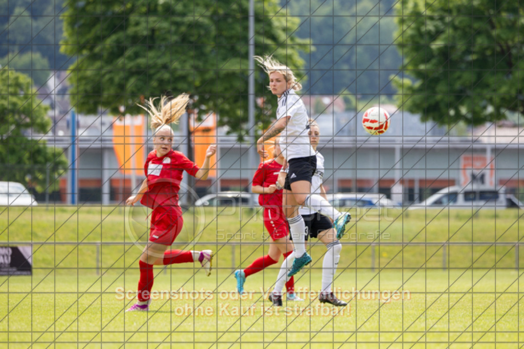 20250518_133620_0094 | #,1.FC Donzdorf (rot) vs. FV Bellenberg (weiß), Fussball, Frauen-Verbandsliga Württemberg, 20. Spieltag, Saison 20242025, Rasenplatz Lautertal Stadion, Süßener Straße 16, 73072 Donzdorf, 18.05.2025 - 1300 Uhr,Foto: PhotoPeet-Sportfotografie/Peter Harich