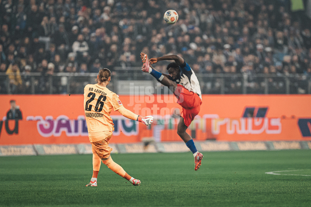 Fußball | Männer | Saison 2025/2026  | Fußball-Bundesliga | 16. Spieltag | FC St. Pauli vs. RB Leipzig | 27.01.2026 | v.l. Maarten Vandevoordt (#26, RB Leipzig) gegen Philip Otele (#27, HSV)
