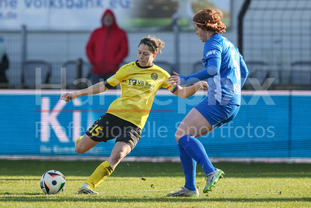 Fussball, 2. Frauen-Bundesliga, SV Meppen - SV 67 Weinberg | v.li.: Annika Kömm (SV 67 Weinberg, 15) und Lena Göppel (SV Meppen, 5) im Zweikampf, Duell, Dynamik, Aktion, Action, Spielszene, DIE DFB-RICHTLINIEN UNTERSAGEN JEGLICHE NUTZUNG VON FOTOS ALS SEQUENZBILDER UND/ODER VIDEOÄHNLICHE FOTOSTRECKEN. DFB REGULATIONS PROHIBIT ANY USE OF PHOTOGRAPHS AS IMAGE SEQUENCES AND/OR QUASI-VIDEO.