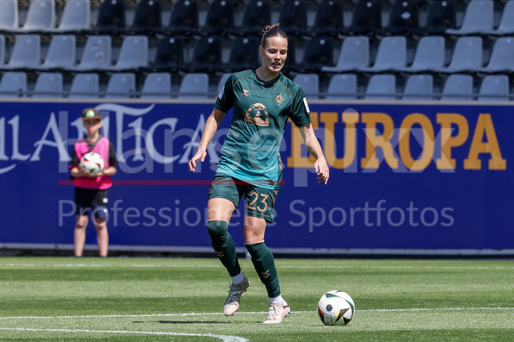 Fussball, Google Pixel Frauen-Bundesliga, SC Freiburg - SV Werder Bremen | Hanna Nemeth (SV Werder Bremen, 23) am Ball, Freisteller, Einzelbild, Ganzkörper, Aktion, Action, Spielszene, DIE DFB-RICHTLINIEN UNTERSAGEN JEGLICHE NUTZUNG VON FOTOS ALS SEQUENZBILDER UND/ODER VIDEOÄHNLICHE FOTOSTRECKEN. DFB REGULATIONS PROHIBIT ANY USE OF PHOTOGRAPHS AS IMAGE SEQUENCES AND/OR QUASI-VIDEO.