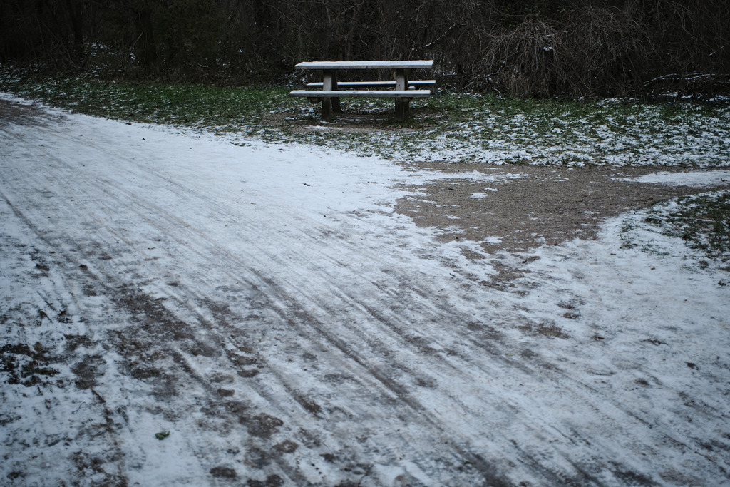 Wegkreuzung mit Rastplatz im Winter | Wien, Austria - December 13, 2022: Wegkreuzung mit Rastplatz im Winter im Wald. - Realisiert mit Pictrs.com