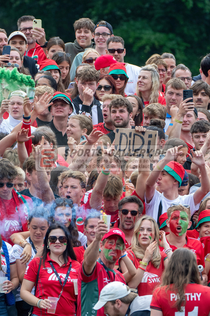 Final4_20250601-1332-HK108494 | Krefeld, Deutschland, 01.06.2025:  Feldhockey Final4 2025 – „Deutsche Feldhockey-Meisterschaften 2025“ Crefelder HTC - Rot-Weiss Köln (Finale Herren) im Gerd-Wellen-Hockeyanlage am 01.06.2025 in Krefeld, Deutschland. (Foto von Kramhöller/Fehrmann/Kaste)Krefeld, Germany, 01.06.2025: Feldhockey Final4 2025 – „Deutsche Feldhockey-Meisterschaften 2025“ Harvestehuder HTC - Düsseldorfer HC (Finale Damen) in Gerd-Wellen-Hockeyanlage at 01.06.2025 in Krefeld, Deutschland. (Foto from Kramhöller/Fehrmann/Kaste)